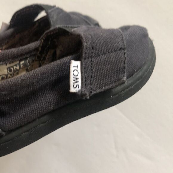 Toms black Velcro closure toddler play sneakers size 6 - Picture 4 of 7